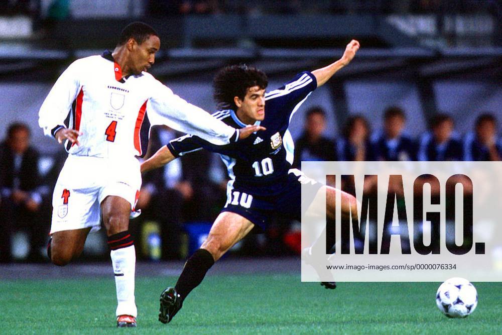 Der Argentinier Ariel Ortega (re.) beim Duell um den Ball mit Paul Ince Fußball WM Herren Weltmeisterschaft 1998, Nationalmannschaft, Länderspiel: Argentinien - England, Achtelfinale Gruppe Stadion Stade Geoffroy Guichard St. Etienne Dynamik,