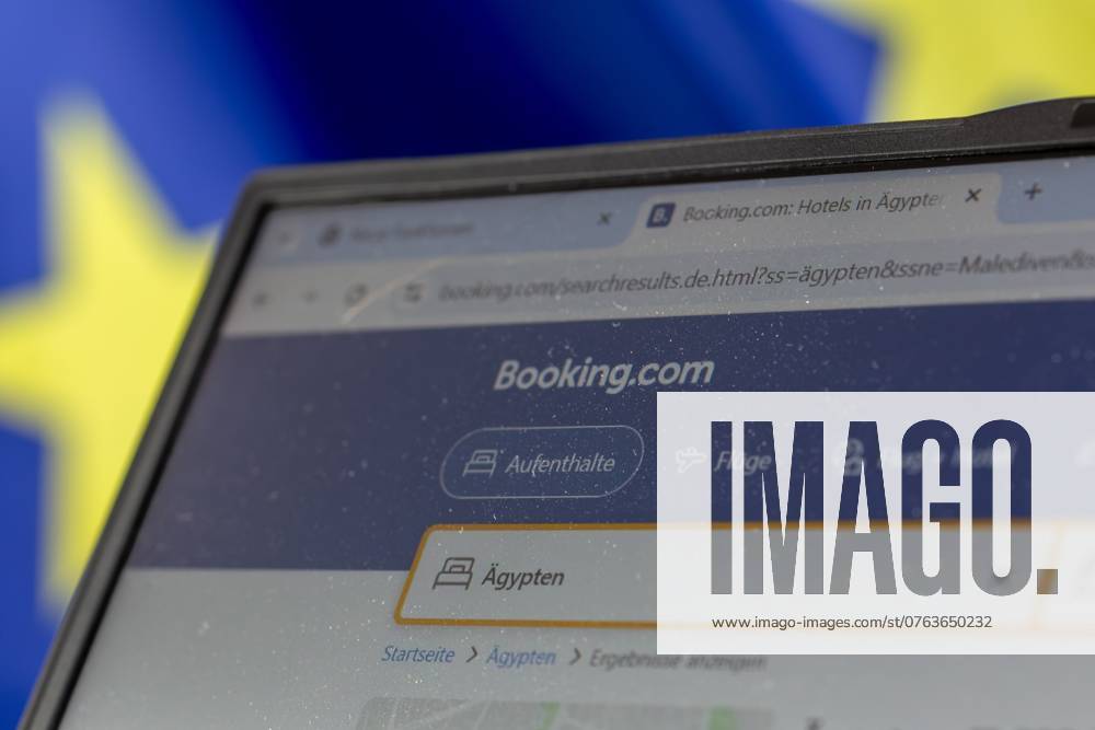 Laptop mit geöffneter Seite von Booking.com vor der Flagge der Europäischen Union