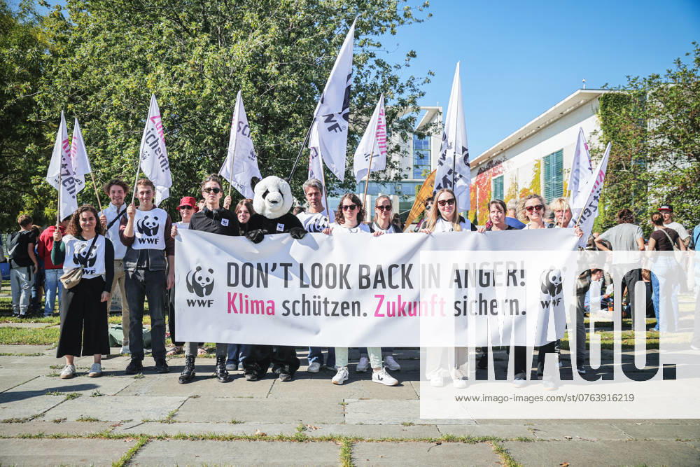WWF-Aktivisten beim Klimastreik in Berlin vor dem Bundeskanzleramt, Fridays for Future ruft zum Bundesweiten Klimastreik auf, 20.9.2024, Bundeskanzleramt, Berlin, Deutschland