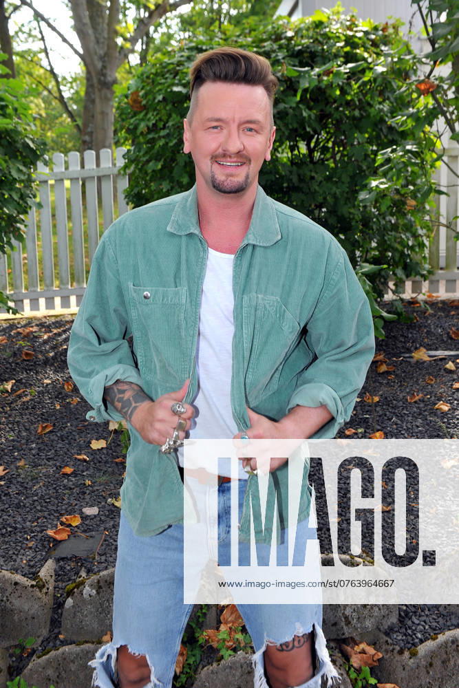 ZDF - Fernsehgarten. Sänger Ben Zucker während der ZDF - Unterhaltungsshow Fernsehgarten am 22.09.2024 in Mainz. 20240922MWI006870