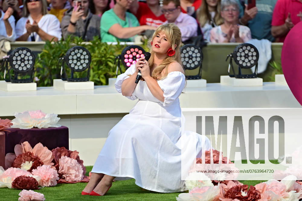 ZDF - Fernsehgarten. Sängerin Maite Kelly während der ZDF - Unterhaltungsshow Fernsehgarten am 22.09.2024 in Mainz. 20240922MWI007299