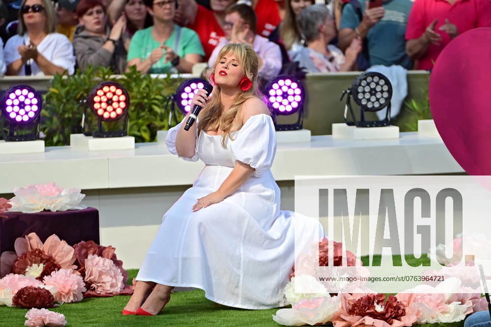 ZDF - Fernsehgarten. Sängerin Maite Kelly während der ZDF - Unterhaltungsshow Fernsehgarten am 22.09.2024 in Mainz. 20240922MWI007337