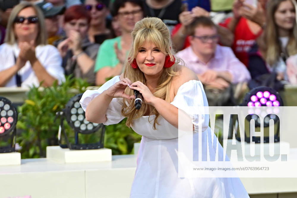 ZDF - Fernsehgarten. Sängerin Maite Kelly während der ZDF - Unterhaltungsshow Fernsehgarten am 22.09.2024 in Mainz. 20240922MWI007376