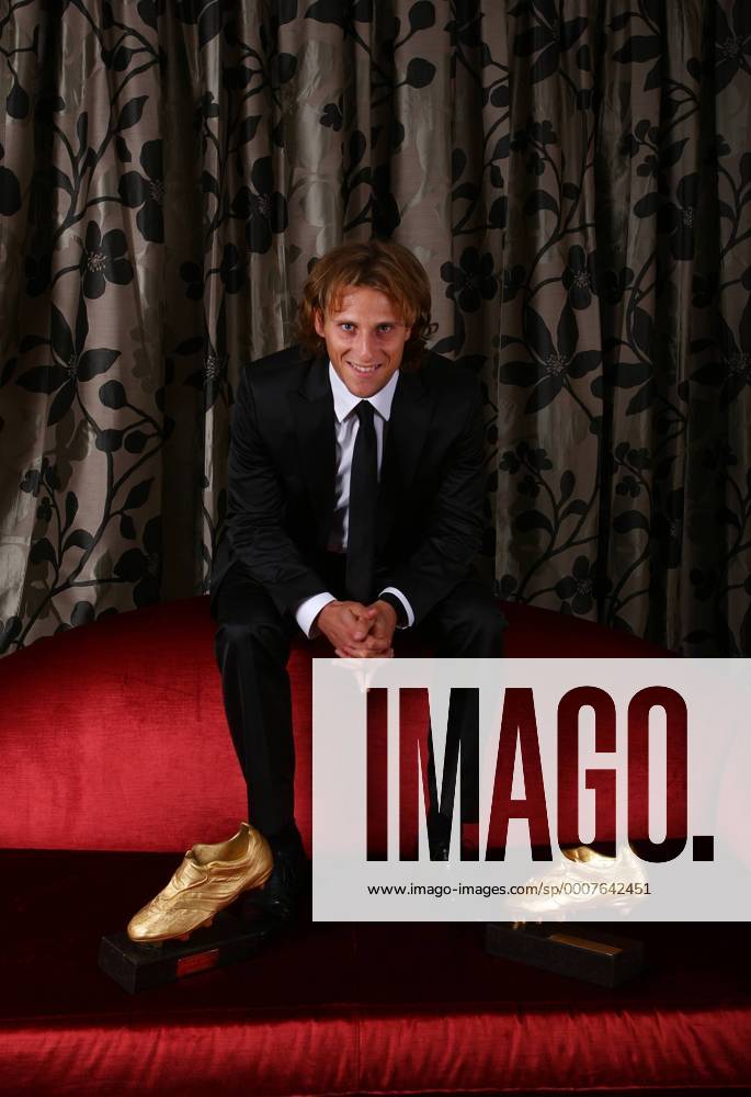 Diego Forlan (Uruguay Atletico Madrid) mit seinen beiden goldenen Schuhen, die er als bester Torjäger Europas in den Saisons 2004 2005 und 2008 2009 erhalten hat KikexdelxOlmoxIVx 279099 o0 Objekte Trophäe Schuh Europa Torschütze Torschützenkönig