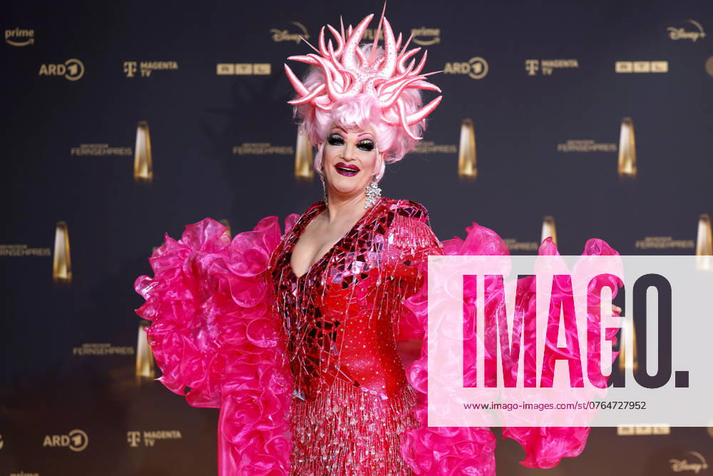 Dragqueen Olivia Jones zeigt ihren trainierten Body auf dem Red Carpet beim Deutschen Fernsehpreis 2024 in den MMC-Studios in Ossendorf. Köln, 25.09.2024 NRW Deutschland
