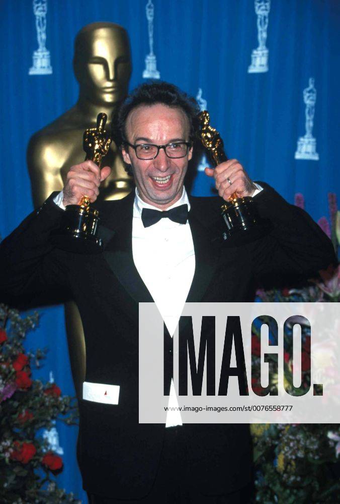 OSCARS. Bester Hauptdarsteller. Preisträger 1991-2000 Feb. 1, 2006 - K15044LR.71ST ACADEMY AWARDS OSCARS 03-21-1999.ROBERTO BENIGNI. LISA ROSE- - ZUMAg49_ 20060201_gaf_g49_096