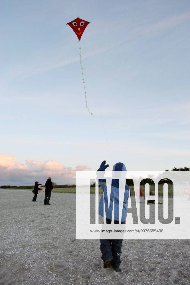 Zingst, Mecklenburg-Vorpommern, DEU - Ein Kind laesst am Strand seinen Drachen steigen. (Mensch, Menschen, Mann, Maenner, Frau, Kind, Kinder, Kindheit, Junge, Maedchen, Drachen, Strand, Strandszene, Ostsee, Ostseekueste, Kueste, Kuestenlandschaft, Landschaft, Aufschwung, Entspannung, Erholung, Familie, Ferien, Freizeit, Freude, Gesellschaft, Himmel, Jahreszeit, Herbst, Natur, Spass, Spiel, spielen, steigen lassen, Urlaub, Reise, Tourismus, touristisch, Weite, Abend, abends, Abendlicht, Abendstimmung, Licht, Lichtstimmung, Stimmung, Daemmerung, Blaue Stunde, Aussenaufnahme, Wetter, Wind, Herbstwind, Herbstwetter, digital, HF, Küste, Ostseeküste, Küstenlandschaft, Dämmerung, Mädchen) 00S051119D034.JPG MODEL RELEASE: NO MR:N