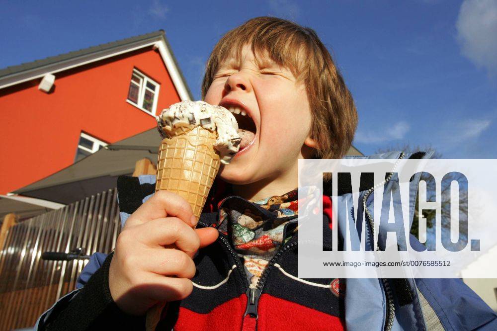 Zingst, Mecklenburg-Vorpommern, DEU - Ein Kind isst ein Eis. (Mensch, Kind, Kindheit, Junge, Maedchen, Knabe, Bube, lecken, schlecken, ablecken, Alltag, Appetit, Belohnung, Dessert, Nachtisch, Eis, Eiscreme, Waffel, Eistuete, Eiswaffel, Emotion, Mimik, Genuss, geniessen, zufrieden, Zufriedenheit, Glueck, gluecklich, Ernaehrung, essen, Essen und Trinken, Freizeit, Gerichte, Gesellschaft, Gesicht, Gesichtsausdruck, Heisshunger, Hunger, hungrig, Lebensmittel, lecker, Leckerei, Nahrung, Nahrungsaufnahme, Nahrungsmittel, schmackhaft, Schokolade, Schokoladenstueckchen, Straciatella, Winter, kalt, Kaelte, Speise, Speiseeis, speisen, suess, Suessigkeit, Zunge, Aussenaufnahme, Licht, Lichtstimmung, Humor, Witz, witzig, lustig, Genussmittel, Gericht, Dessert, digital, QF, Mädchen, Ernährung, Schokoladenstückchen, Kälte, süss, Süssigkeit, Glück, glücklich, Eistüte) 00S051121D010.JPG MO MR:Y