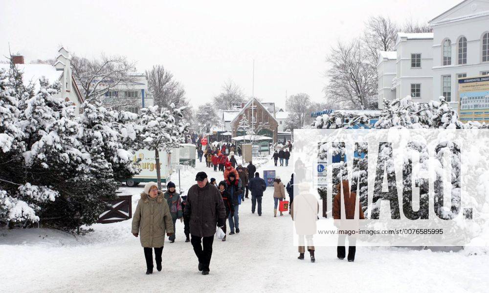 Zingst, Mecklenburg-Vorpommern, DEU - Winterliche Stadtansicht. (Mensch, Menschen, Mann, Maenner, Frau, Frauen, Gruppe, Touristen, Tourismus, Stadtansicht, Stadtlandschaft, Haus, Haeuser, Gebaeude, gehen, laufen, spazieren, Spaziergang, schlendern, Ostsee, Winterlandschaft, Landschaft, Lebenswelt, Lebenswelten, kalt, Kaelte, Winterkaelte, Winter, winterlich, Jahreszeit, Freizeit, Wetter, Winterwetter, Schnee, Gesellschaft, Winterferien, Ferien, Urlaub, Erholung, erholen, Zingst, Darss, Aussenaufnahme, digital, QF, Kälte, Winterkälte, Männer, Häuser, Gebäude) 00S051231D029.JPG MODEL RELEASE: NO MR:N
