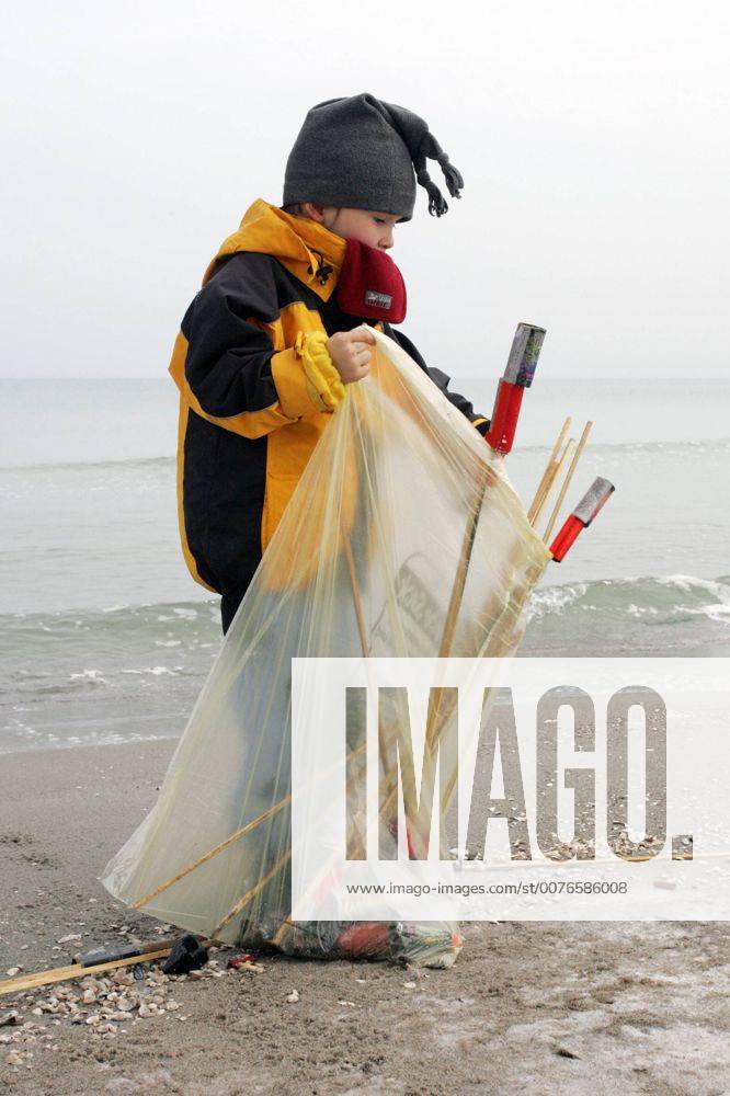 Zingst, Mecklenburg-Vorpommern, DEU - Ein Kind sammelt abgebrannte Silvesterraketen am Strand ein. (1. Januar, Erster, Jahresanfang, Jahresbeginn, Jahreswechsel, Januar, Neujahr, Rakete, Raketen, Silvester, Silvesterrakete, Silvesterraketen, Muell, Abfall, Unrat, Muellsack, sammeln, einsammeln, Oekologie, oekologisch, Rest, Reste, Ueberreste, Ueberbleibsel, Umwelt, Umweltschutz, Umweltbewusstsein, umweltbewusst, Muelltuete, Strand, Meer, Wasser, Winter, abgebrannt, abgefeuert, Mensch, Kind, Kindheit, Gesellschaft, Lebenswelt, Lebenswelten, Ostsee, Zingst, Darss, Aussenaufnahme, Feuerwerk, Feuerwerkskoerper, gefaehrlich, Gefahr, digital, HF, gefährlich, Müll, Müllsack, Ökologie, ökologisch, Mülltüte, Überbleibsel, Überreste) 00S060101D002.JPG MODEL RELEASE: YES MR:Y