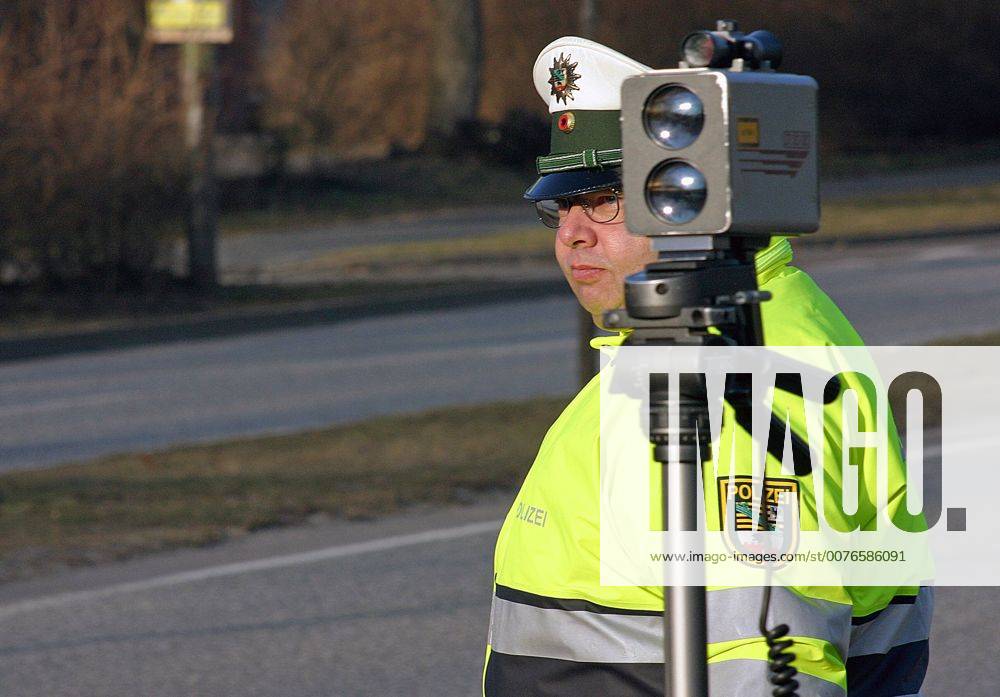 Magdeburg, Sachsen-Anhalt, Deutschland - Verkehrspolizist fuehrt eine Radarkontrolle durch. (QF, europäisch, erhöhte, Geschwindigkeitsübertretung, Höchstgeschwindigkeit, Lasermessgerät, Messgerät, Radarkontrollgerät, Öffentlicher Dienst) 00S060224D703.JPG MODEL RELEASE: NO, PROPERTY RELEASE: NO MR:N