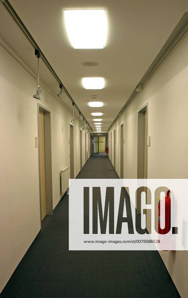 Magdeburg, Sachsen-Anhalt, Deutschland - Langer Flur mit Teppichboden in einem Buerogebaeude. (HF, europäisch, Gebäude, Bürogebäude, Verwaltungsgebäude, Neonröhren, Türen, Wände, Feuerlöscher, Geschäftsgebäude) 00S060425D705.JPG MODEL RELEASE: NOT APPLICABLE, PROPERTY RELEASE: NO MR:Y