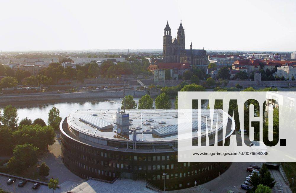 Magdeburg, Sachsen-Anhalt, Deutschland - Luftbildaufnahme mit dem Magdeburger Dom an der Elbe und dem MDR Landesfunkhaus Sachsen-Anhalt. Der Dom des Erzbistums Magdeburg ist das aelteste gotische Bauwerk in Deutschland. Seit der Reformation ist der Dom evangelische Pfarr- und Bischofskirche. (QF, europäisch, Gebäude, Sakralgebäude, Sehenswürdigkeit, Türme, Überblick, Übersicht, Stadtübersicht, Stadtüberblick, Gewässer, Bürogebäude, Bürohaus, Mediengebäude, öffentlich, Verwaltungsgebäude) 00S090823D106.JPG MODEL RELEASE: NOT APPLICABLE, PROPERTY RELEASE: NO MR:Y