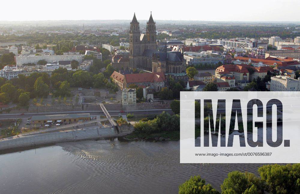 Magdeburg, Sachsen-Anhalt, Deutschland - Luftbildaufnahme mit dem Magdeburger Dom an der Elbe. Der Dom des Erzbistums Magdeburg ist das aelteste gotische Bauwerk in Deutschland. Seit der Reformation ist der Dom evangelische Pfarr- und Bischofskirche. (QF, europäisch, Gebäude, Sakralgebäude, Sehenswürdigkeit, Türme, Überblick, Übersicht, Stadtübersicht, Stadtüberblick, Gewässer, Wohngebäude, Wohnhäuser) 00S090823D107.JPG MODEL RELEASE: NOT APPLICABLE, PROPERTY RELEASE: NO MR:Y