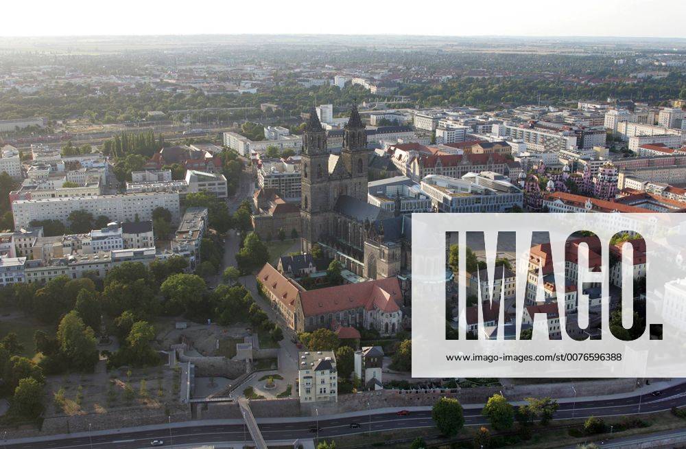 Magdeburg, Sachsen-Anhalt, Deutschland - Luftbildaufnahme mit dem Magdeburger Dom an der Elbe und der Gruenen Zitadelle von Friedensreich Hundertwasser (rechts). Der Dom des Erzbistums Magdeburg ist das aelteste gotische Bauwerk in Deutschland. Seit der Reformation ist der Dom evangelische Pfarr- und Bischofskirche. (QF, europäisch, Gebäude, Sakralgebäude, Sehenswürdigkeit, Türme, Überblick, Übersicht, Stadtübersicht, Stadtüberblick, Wohngebäude, Wohnhäuser) 00S090823D108.JPG MODEL RELEASE: NOT APPLICABLE, PROPERTY RELEASE: NO MR:Y