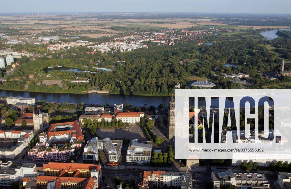 Magdeburg, Sachsen-Anhalt, Deutschland - Luftbildaufnahme mit dem Magdeburger Dom an der Elbe und der Gruenen Zitadelle von Friedensreich Hundertwasser (links). Der Dom des Erzbistums Magdeburg ist das aelteste gotische Bauwerk in Deutschland. Seit der Reformation ist der Dom evangelische Pfarr- und Bischofskirche. (QF, europäisch, Gebäude, Sakralgebäude, Sehenswürdigkeit, Türme, Überblick, Übersicht, Stadtübersicht, Stadtüberblick, Wohngebäude, Wohnhäuser, Gewässer) 00S090823D112.JPG MODEL RELEASE: NOT APPLICABLE, PROPERTY RELEASE: NO MR:Y
