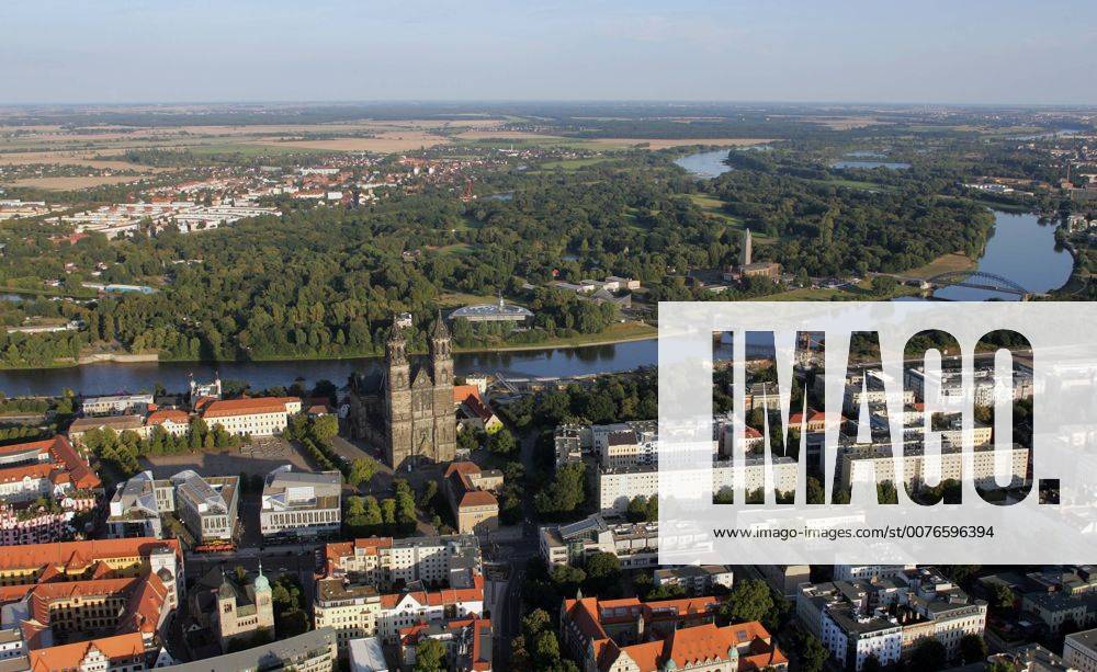 Magdeburg, Sachsen-Anhalt, Deutschland - Luftbildaufnahme mit dem Magdeburger Dom an der Elbe. Der Dom des Erzbistums Magdeburg ist das aelteste gotische Bauwerk in Deutschland. Seit der Reformation ist der Dom evangelische Pfarr- und Bischofskirche. (QF, europäisch, Gebäude, Sakralgebäude, Sehenswürdigkeit, Türme, Überblick, Übersicht, Stadtübersicht, Stadtüberblick, Gewässer, Wohngebäude, Wohnhäuser) 00S090823D113.JPG MODEL RELEASE: NOT APPLICABLE, PROPERTY RELEASE: NO MR:Y