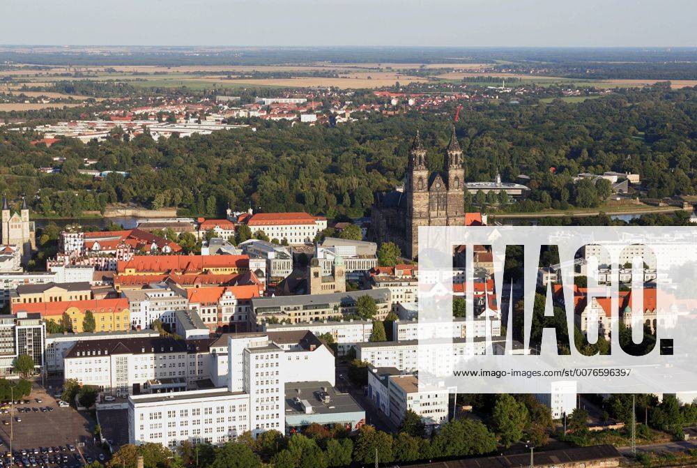 Magdeburg, Sachsen-Anhalt, Deutschland - Luftbildaufnahme mit dem Magdeburger Dom. Der Dom des Erzbistums Magdeburg ist das aelteste gotische Bauwerk in Deutschland. Seit der Reformation ist der Dom evangelische Pfarr- und Bischofskirche. (QF, europäisch, Gebäude, Sakralgebäude, Sehenswürdigkeit, Türme, Überblick, Übersicht, Stadtübersicht, Stadtüberblick, Gewässer, Wohngebäude, Wohnhäuser) 00S090823D116.JPG MODEL RELEASE: NOT APPLICABLE, PROPERTY RELEASE: NO MR:Y