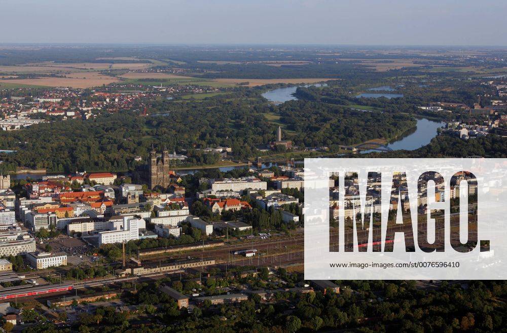 Magdeburg, Sachsen-Anhalt, Deutschland - Luftbildaufnahme mit dem Magdeburger Dom und dem Hauptbahnhof. Der Dom des Erzbistums Magdeburg ist das aelteste gotische Bauwerk in Deutschland. Seit der Reformation ist der Dom evangelische Pfarr- und Bischofskirche. (QF, europäisch, Gebäude, Sakralgebäude, Sehenswürdigkeit, Türme, Überblick, Übersicht, Stadtübersicht, Stadtüberblick, Gewässer, Wohngebäude, Wohnhäuser) 00S090823D117.JPG MODEL RELEASE: NOT APPLICABLE, PROPERTY RELEASE: NO MR:Y