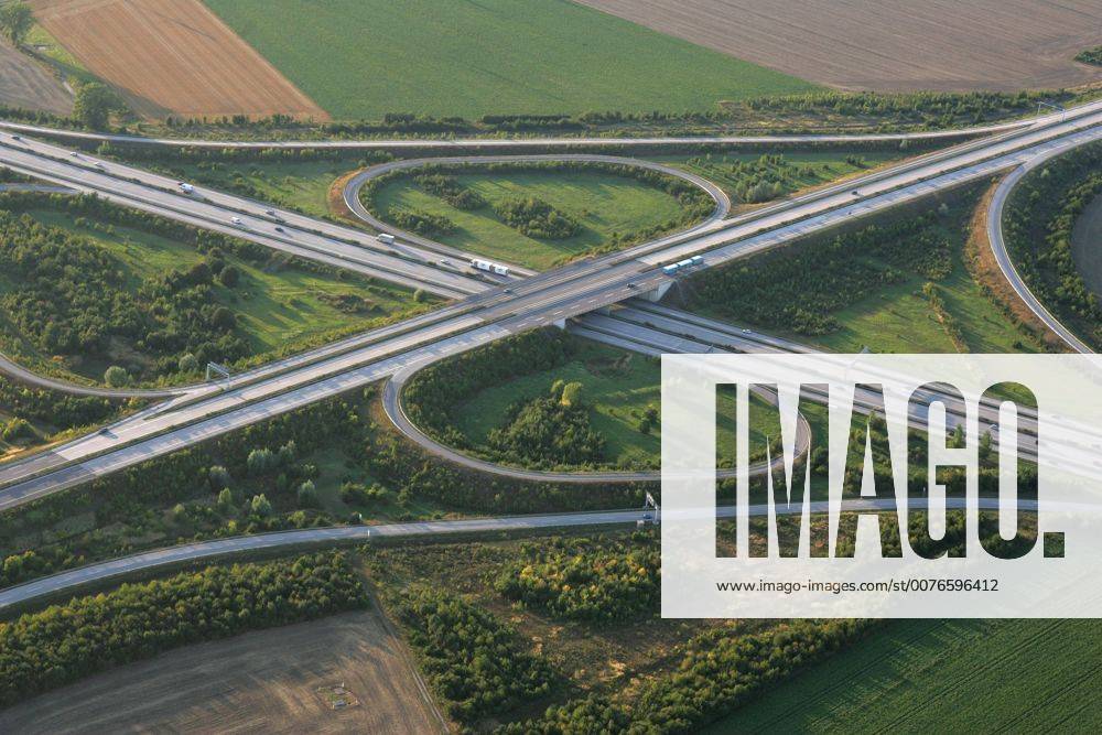 Magdeburg, Sachsen-Anhalt, Deutschland - Luftbildaufnahme des Autobahnkreuz Magdeburg. (QF, europäisch, Überblick, Übersicht) 00S090823D119.JPG MODEL RELEASE: NOT APPLICABLE, PROPERTY RELEASE: NO MR:Y