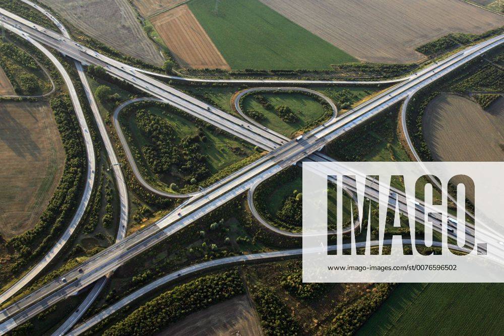 Magdeburg, Sachsen-Anhalt, Deutschland - Luftbildaufnahme des Autobahnkreuz Magdeburg. (QF, europäisch, Überblick, Übersicht) 00S090823D120.JPG MODEL RELEASE: NOT APPLICABLE, PROPERTY RELEASE: NO MR:Y