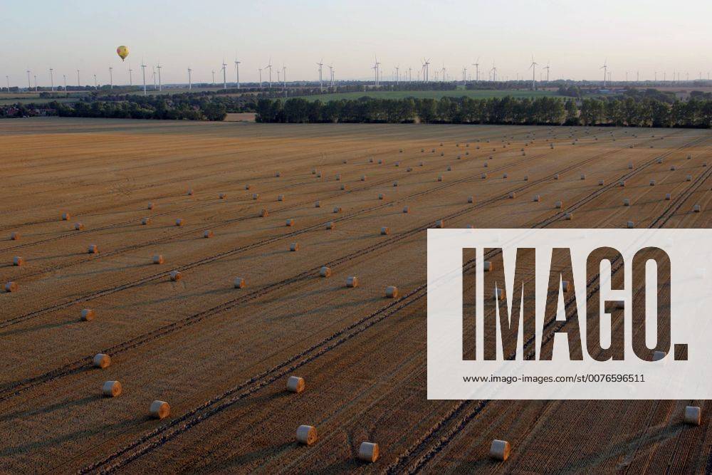 Magdeburg, Sachsen-Anhalt, Deutschland - Luftbildaufnahme, Heuballen auf einem gemaehten Feld. (QF, europäisch, Überblick, Übersicht, Ökologie, ökologisch, Windräder, gemäht) 00S090823D137.JPG MODEL RELEASE: NOT APPLICABLE, PROPERTY RELEASE: NO MR:Y