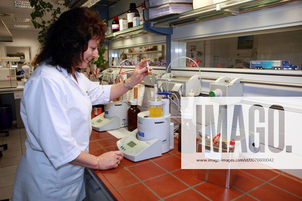 Magdeburg, Sachsen-Anhalt, Deutschland - Laborantin in einem Bio-Oelwerk bei der Arbeit. 00S100520D812.JPG MODEL RELEASE: NO, PROPERTY RELEASE: NO MR:N