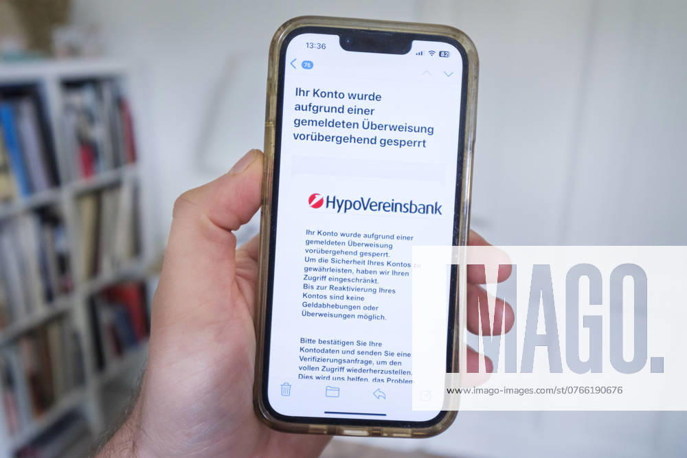 Betrügerische Phishing email auf einem Mobiltelefon die eine angebliche Kontosperrung bei der HypoVereinsbank meldet