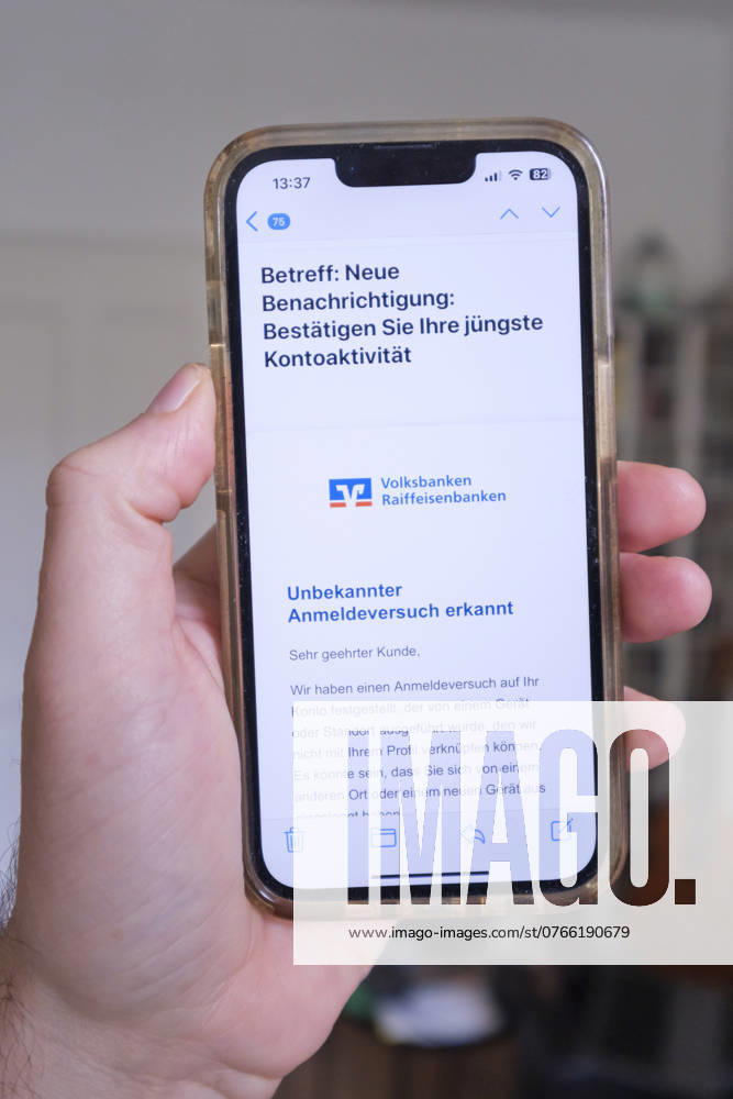 Betrügerische Phishing email auf einem Mobiltelefon die eine angebliche Aktivität bei einem Konto der Volksbanken Raiffeisenbanken meldet meldet