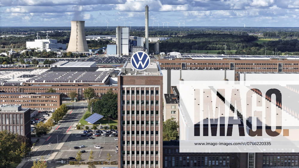 Volkswagen VW Logo auf dem Markenhochaus der Konzernzentrale in Wolfsburg, 29.09.2024. Der Volkswagen-Konzern hat für die deutschen Werke Sparmaßnahmen angekündigt. Wolfsburg Niedersachsen Deutschland