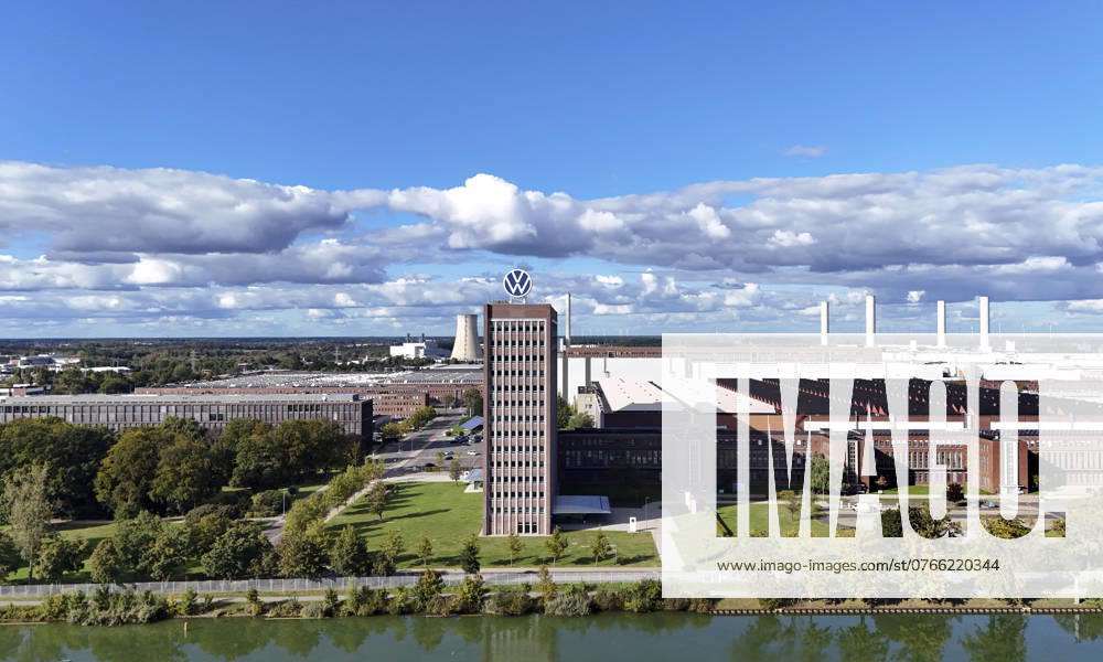 Volkswagen VW Logo auf dem Markenhochaus der Konzernzentrale in Wolfsburg, 29.09.2024. Der Volkswagen-Konzern hat für die deutschen Werke Sparmaßnahmen angekündigt. Wolfsburg Niedersachsen Deutschland