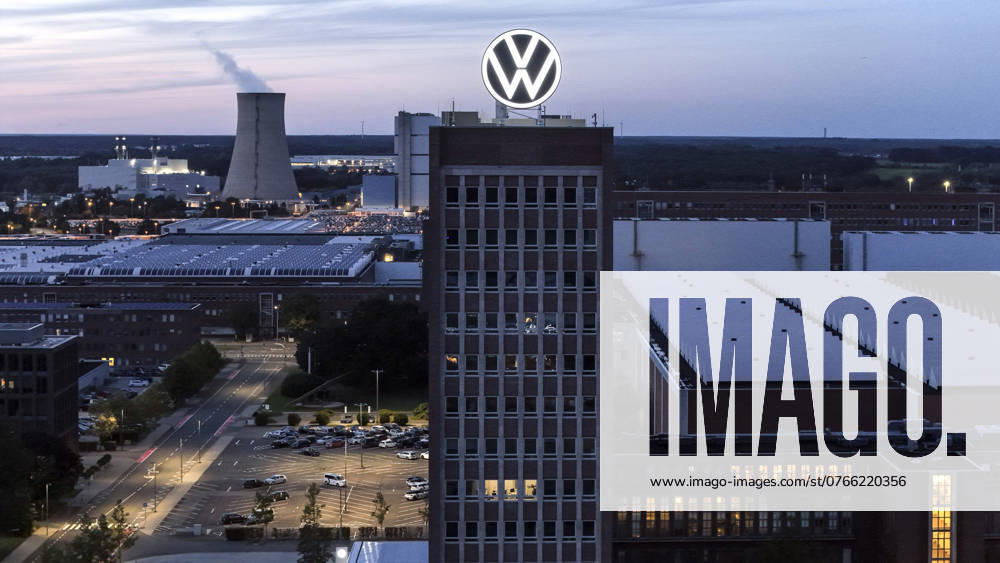 Volkswagen VW Logo auf dem Markenhochaus der Konzernzentrale in Wolfsburg, 29.09.2024. Der Volkswagen-Konzern hat für die deutschen Werke Sparmaßnahmen angekündigt. Wolfsburg Niedersachsen Deutschland