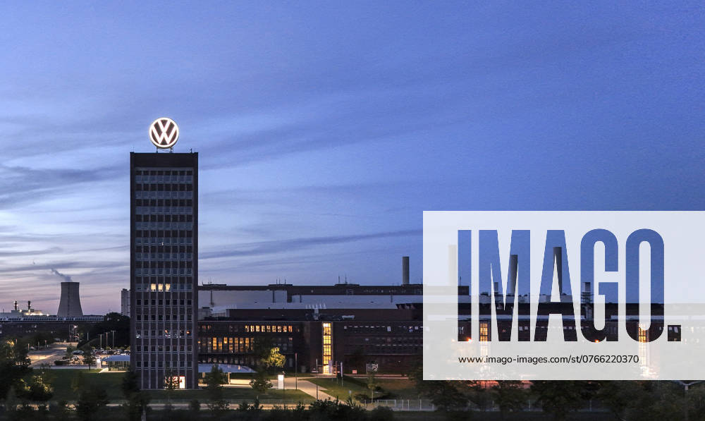 Volkswagen VW Logo auf dem Markenhochaus der Konzernzentrale in Wolfsburg, 29.09.2024. Der Volkswagen-Konzern hat für die deutschen Werke Sparmaßnahmen angekündigt. Wolfsburg Niedersachsen Deutschland
