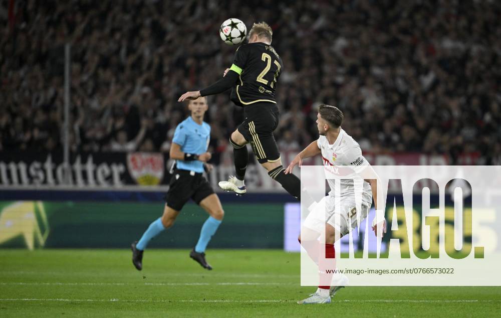 Kopfballduell Zweikampf Aktion Ermedin Demirovic VfB Stuttgart (09) gegen Filip Panak AC Sparta Praha Prag (27) Schiedsrichter Referee Manfredas Lukjancukas (LTU) Champions League, MHPArena, MHP Arena Stuttgart, Baden-Württemberg, Deutschland, Europa Header duel One-on-one action Ermedin Demirovic VfB Stuttgart (09) v Filip Panak AC Sparta Praha Prague (27) Referee Referee Manfredas Lukjancukas (LTU) Champions League, MHPArena, MHP Arena Stuttgart, Baden-Württemberg, Germany, Europe