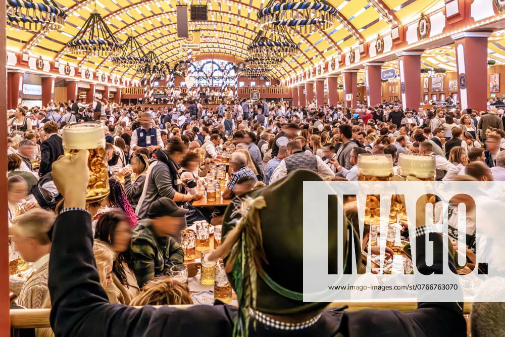 Tausende Wiesnbesucher genießen den Mittwochabend bei Brotzeit und Bier im Löwenbräu Festzelt, München, 2. Oktober 2024 Deutschland, München, Oktober 2024, beste Stimmung im Löwenbräuzelt, tausende Wiesnbesucher genießen den Mittwochabend bei Brotzeit und Bier im Festzelt, Aufnahme um kurz vor 18 Uhr, bayerisch, Oktoberfest 2024, Volksfest, Bayern,