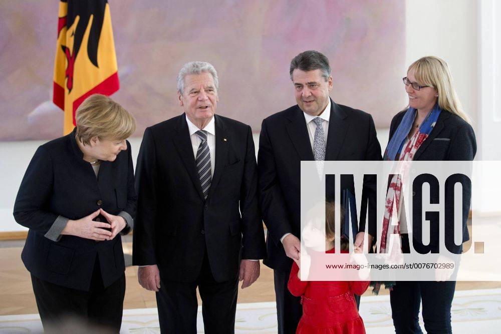 Merkel, Gauck, Gabriel und Tochter DEU, Deutschland, Germany, Berlin, 27.01.2017 Bundeskanzlerin Angela Merkel, Bundespraesident Joachim Gauck, und Sigmar Gabriel, neuer Bundesausseninister mit Tochter Marie, 4 Jahre und Ehefrau Anke, (v.l.n.r.), bei der Aushaendigung der Entlassungsurkunde und der Uebergabe der Ernennungsurkunde im Schloss Bellevue in Berlin German Chancellor Angela Merkel, President Joachim Gauck, and new Foreign Minister Sigmar Gabriel with his wife Anke and daughter Marie, 4, pose for a photo following Gabriel s appointment at a ceremony at Schloss Bellevue palace on January 27, 2017 in Berlin, Germany. Gabriel, who was vice chancellor and minister of the economy, is taking the foreign minister position in a cabinet shift resulting from previous foreign minister Frank-Walter Steinmeier s nomination for German president.