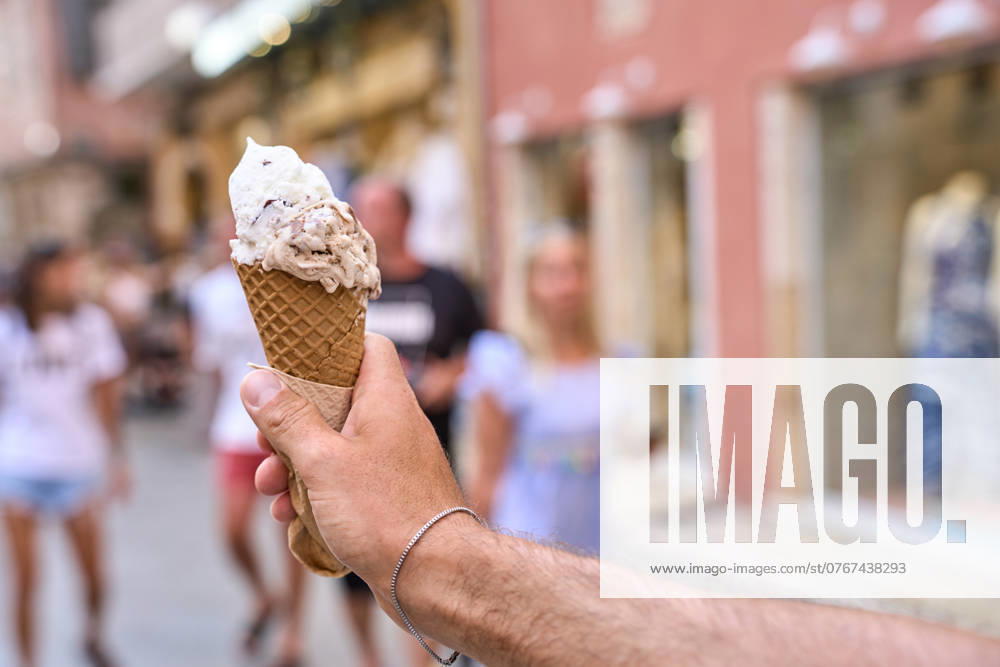 Eine Hand hält ein Eis in einer Waffel