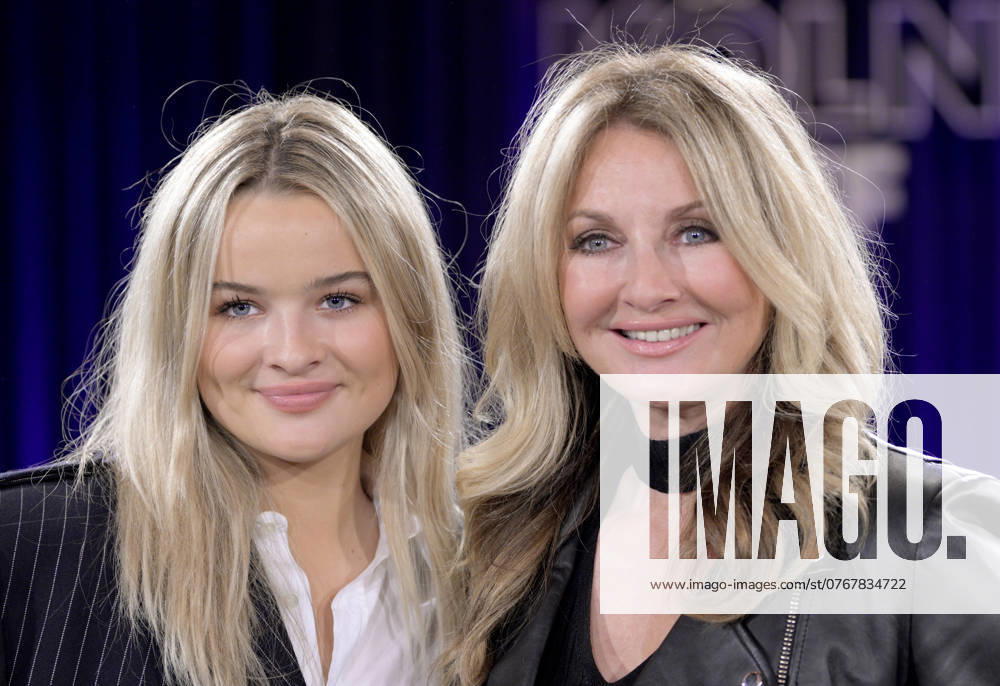 Talkshow Koelner Treff ( Ausstrahlung am 04.10.2024 ) : Frauke LUDOWIG , Moderatorin ( r. ) , und ihre Tochter Nele LUDOWIG ROEFFEN , 02.10.2024 Frauke LUDOWIG , Entertainer ( r. ) , and her daughter Nele LUDOWIG ROEFFEN