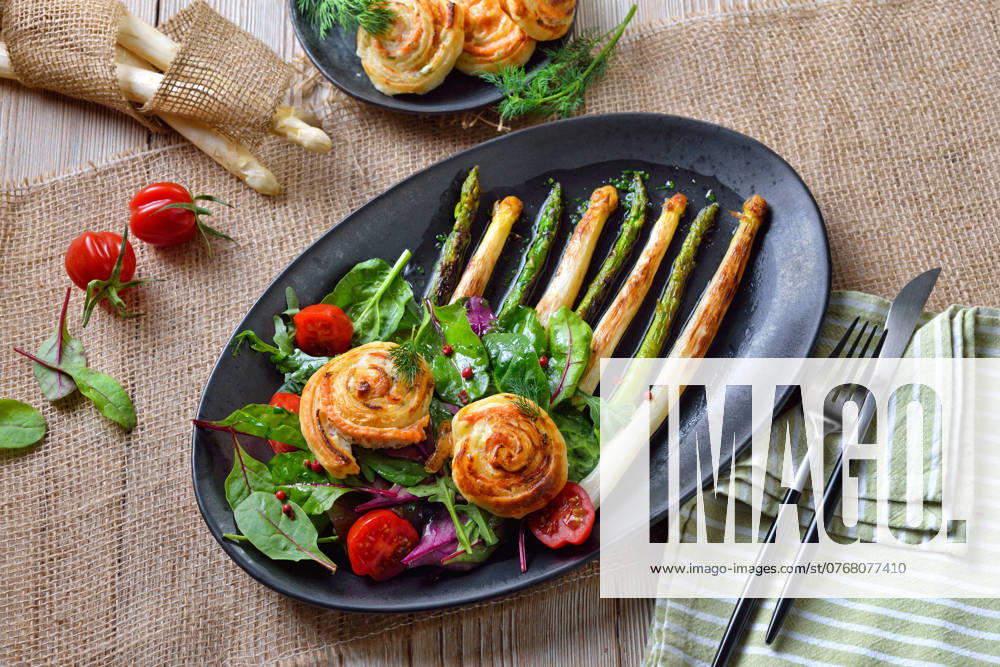 Gebratener Spargel mit mediterranem Salat Gebratener grüner und weißer Spargel mit mediterranen Blattsalaten und warmen Blätterteig-Lachsschnecken ? Fried green and white asparagus with mediterranean leaf salads and pastry salmon spirals