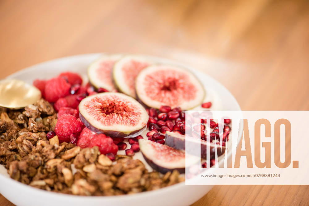 Yogurt with figs, pomegranate seeds, raspberries, and granola Napa, California, United States R_HOOX241007-1551643-01