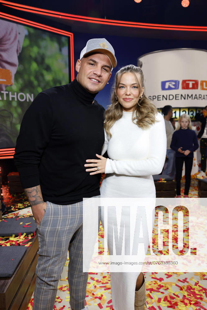 Sänger Pietro Lombardi und seine Verlobte Laura Maria Rypa beim 28. RTL-Spendenmarathon 2023 in den EMG-Studios. In der Villa von Pietro Lombardi (32) und seiner Verlobten Laura Rypa (28) kam es im Oktober 2024 zu einem Polizeieinsatz. Zwischen dem Paar soll es einen heftigen Streit gegeben haben. Die Influencerin hat sich nach Eintreffen der Einsatzkräfte in eine Klinik begeben. Hürth, 17.11.2023 NRW Deutschland
