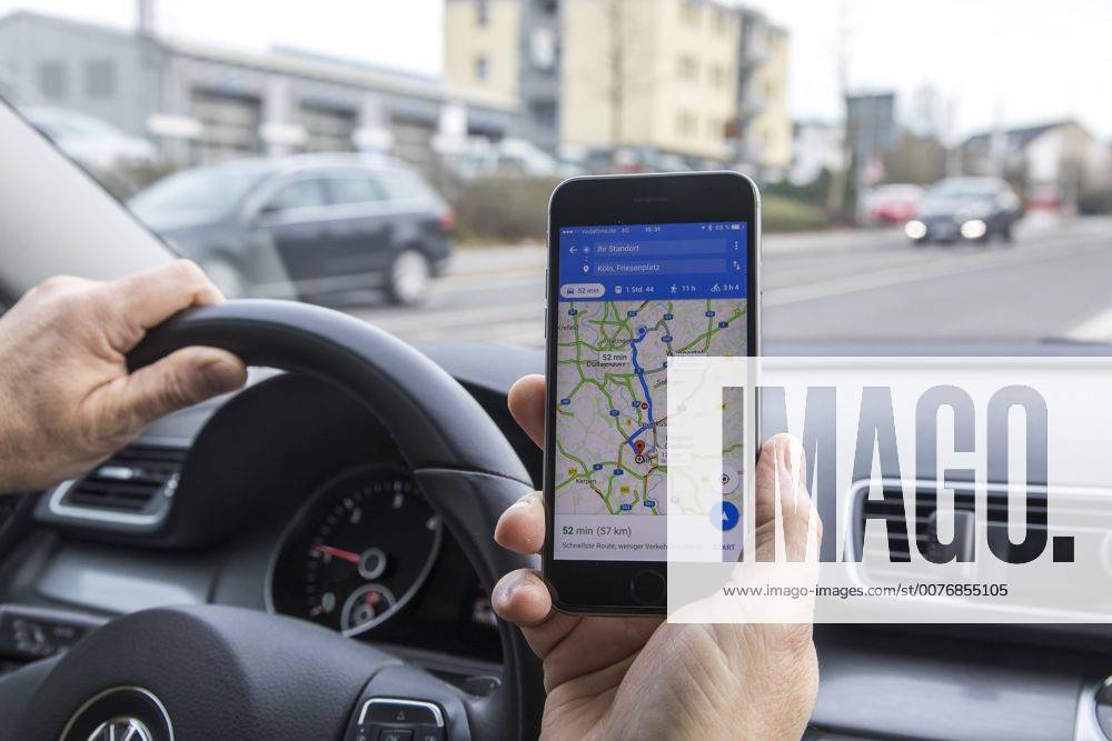 Mann, Autofahrer, benutzt ein Handy, während der Fahrt, Navigations Software,