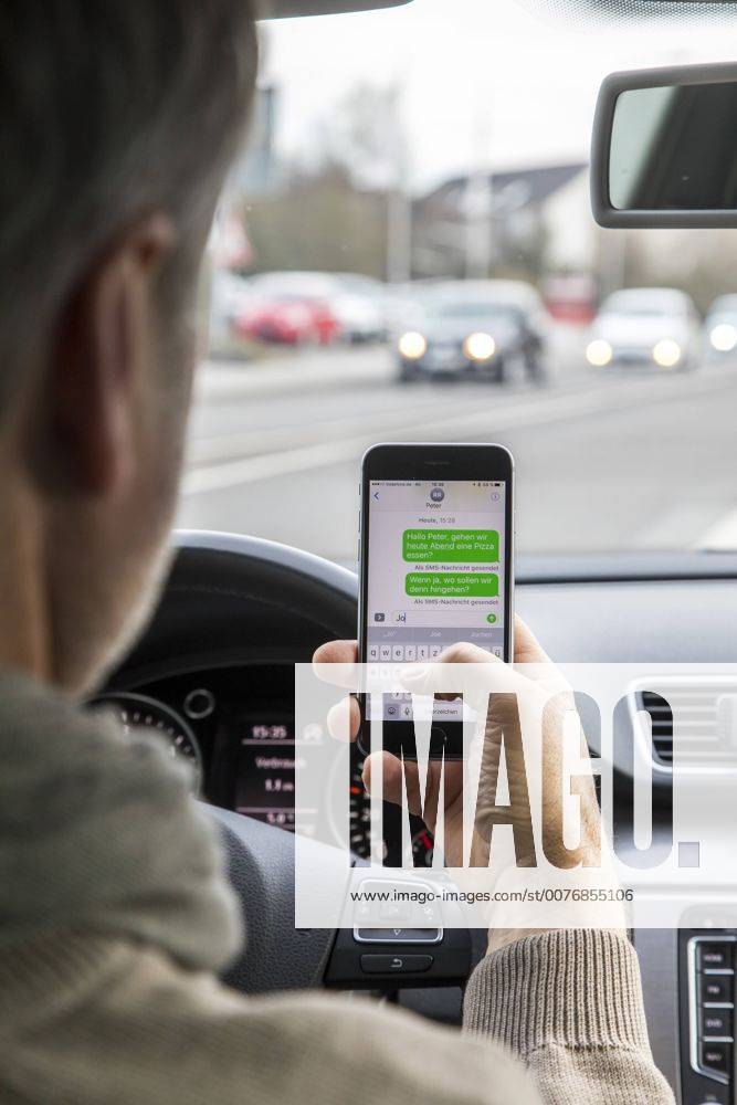 Mann, Autofahrer, benutzt ein Handy, während der Fahrt, SMS schreiben,