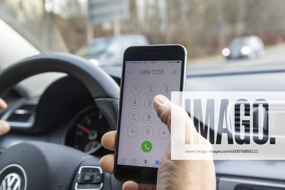 Mann, Autofahrer, benutzt ein Handy, während der Fahrt, wählt Telefonnummer, ohne Freisprecheinrichtung,