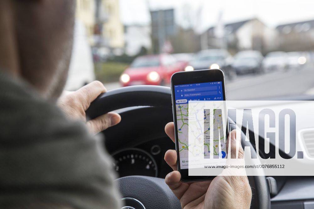 Mann, Autofahrer, benutzt ein Handy, während der Fahrt, Navigations Software,