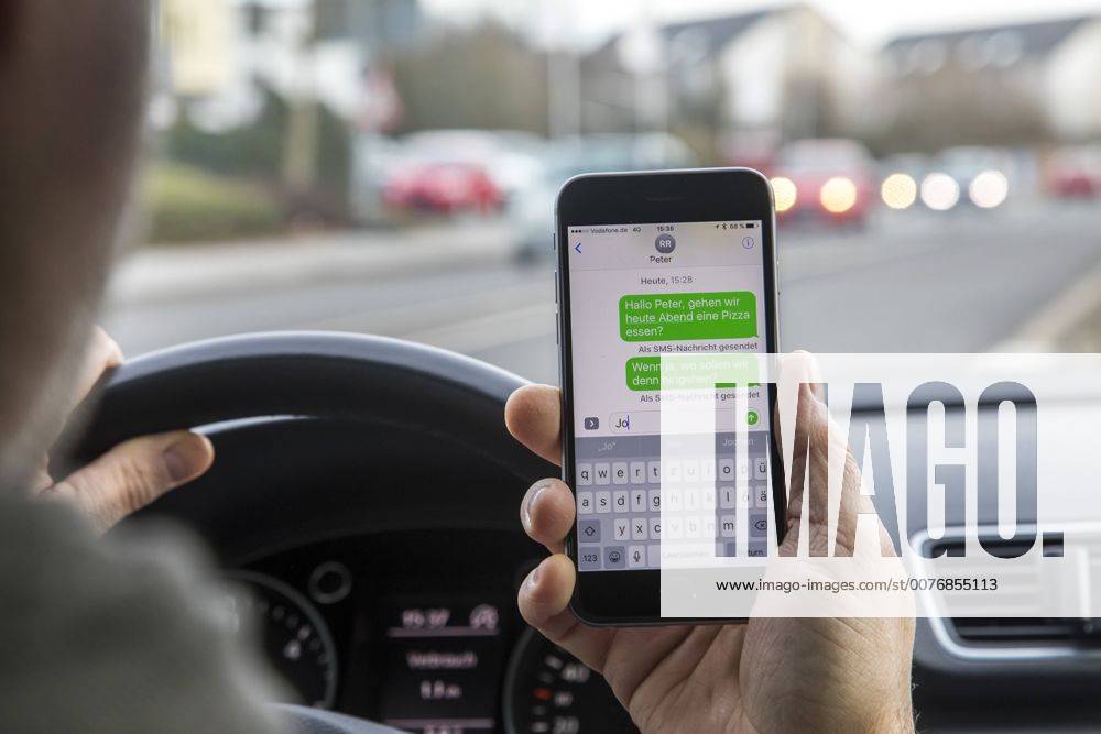Mann, Autofahrer, benutzt ein Handy, während der Fahrt, SMS schreiben,