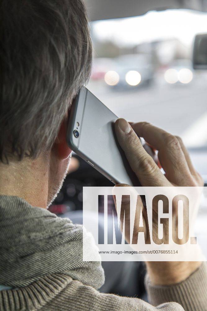 Mann, Autofahrer, benutzt ein Handy, während der Fahrt, ohne Freisprecheinrichtung,