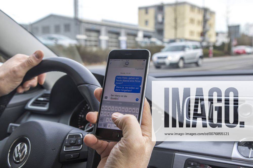 Mann, Autofahrer, benutzt ein Handy, während der Fahrt, SMS schreiben,