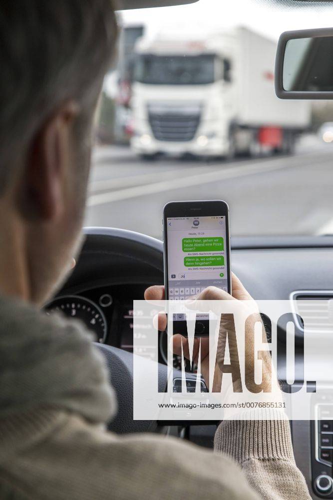 Mann, Autofahrer, benutzt ein Handy, während der Fahrt, SMS schreiben,