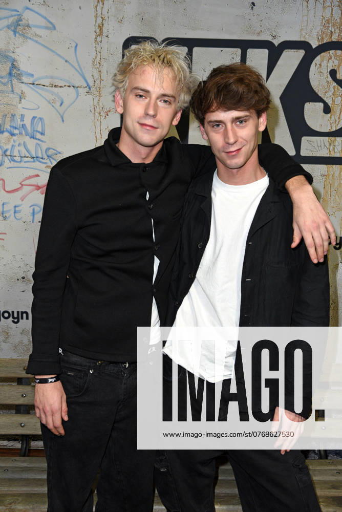 Emil Belton mit Zwillingsbruder Oskar Belton bei der KEKs by Joyn Screening Party im Bi Nuu Nightclub in Berlin am 10.10.2024